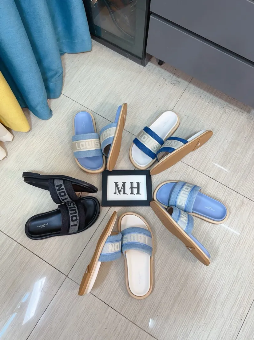 Ex-factory price 360🌹🌹 (lv-Louis Vuitton) New men's slippers, high-end boutique, exquisite embossed logo decoration on the upper, fine workmanship, super soft soles, casual, loose and comfortable, a must-have in summer! \nsize：38-44
